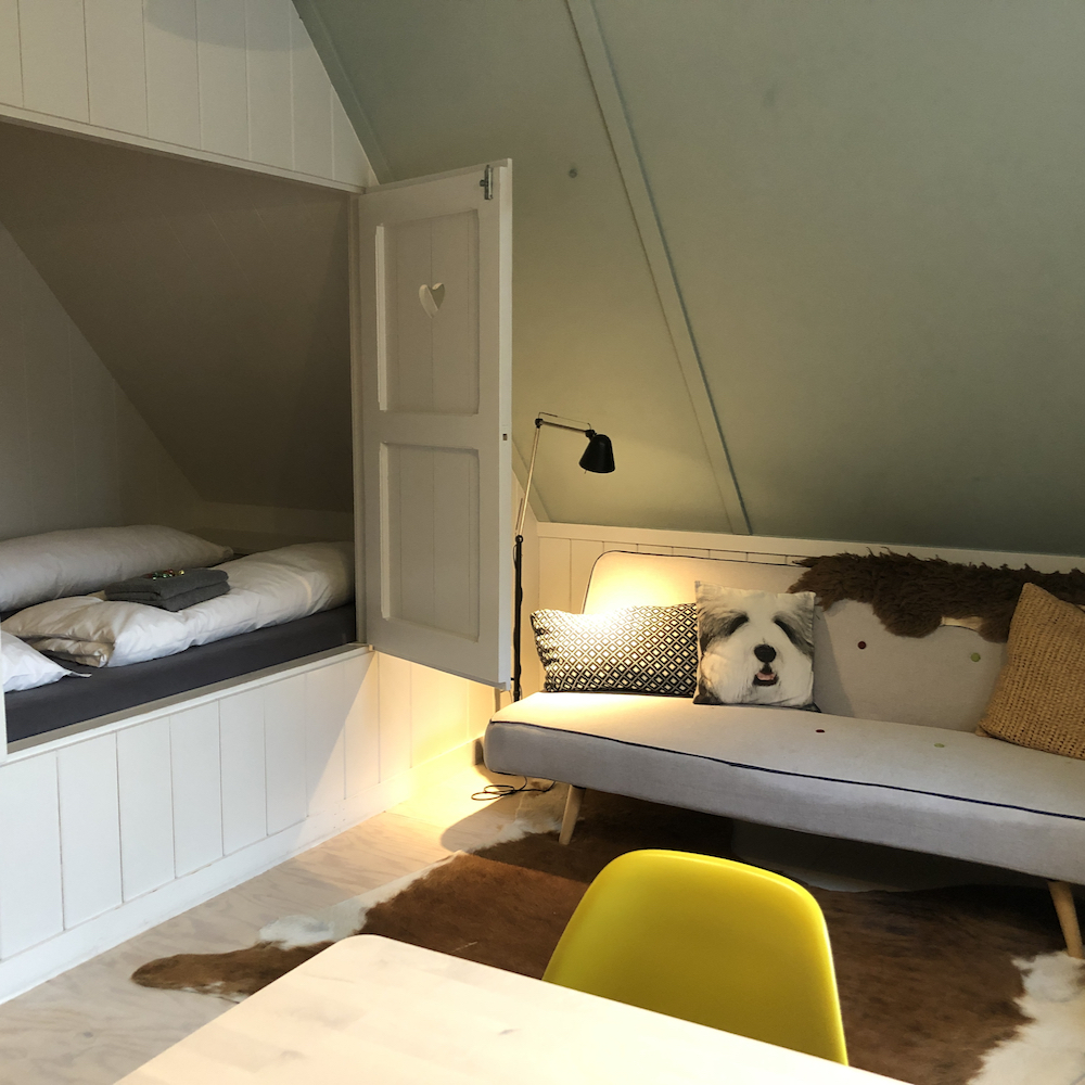 Hotel mit Bettgestell und Sitzecke im Zimmer