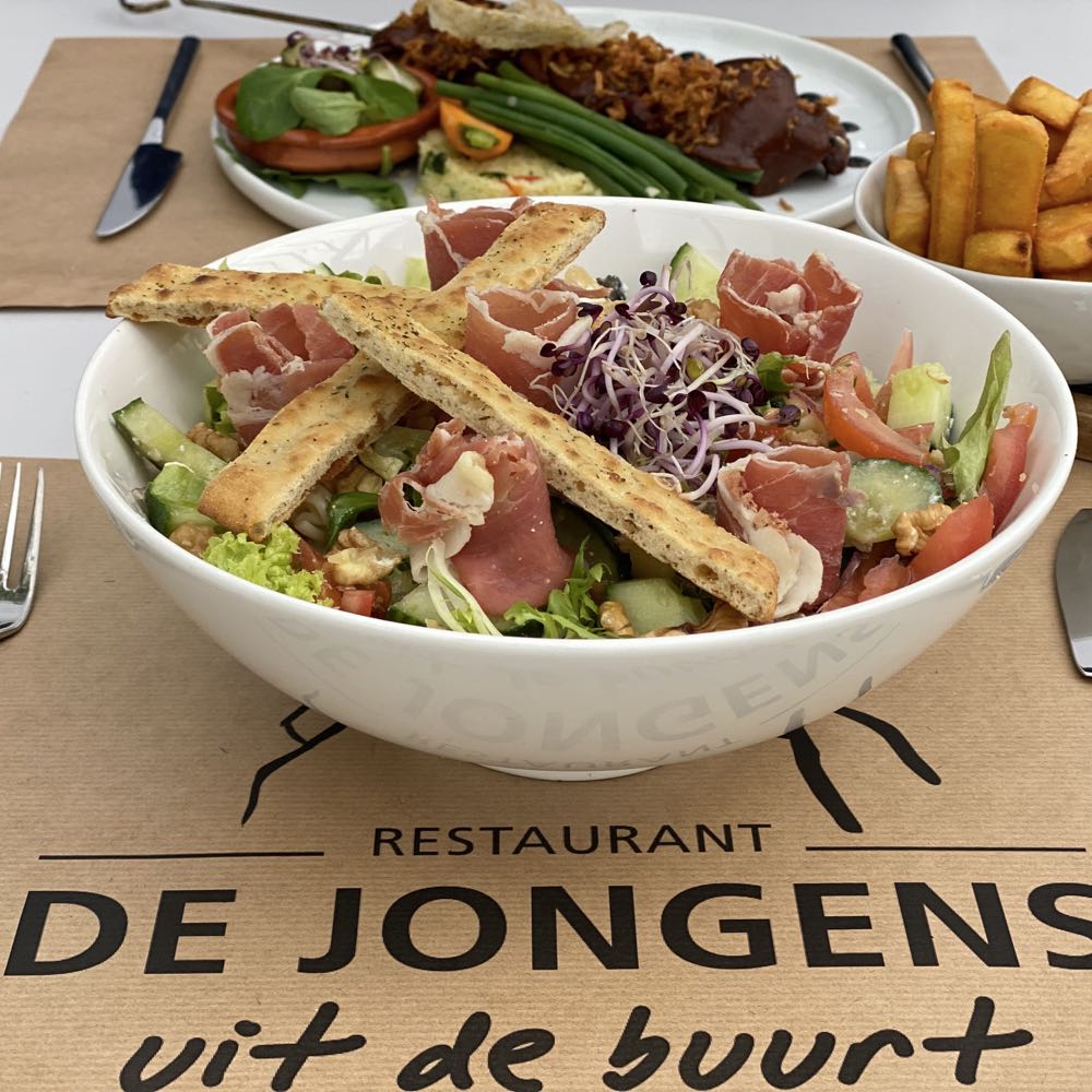 Salat mit Pommes frites als Beilage
