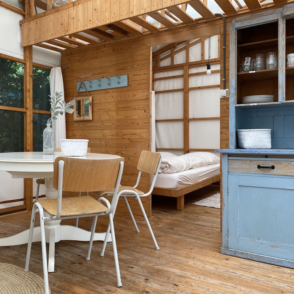 Blick am Essbereich vorbei auf das Schlafzimmer im Zelthaus