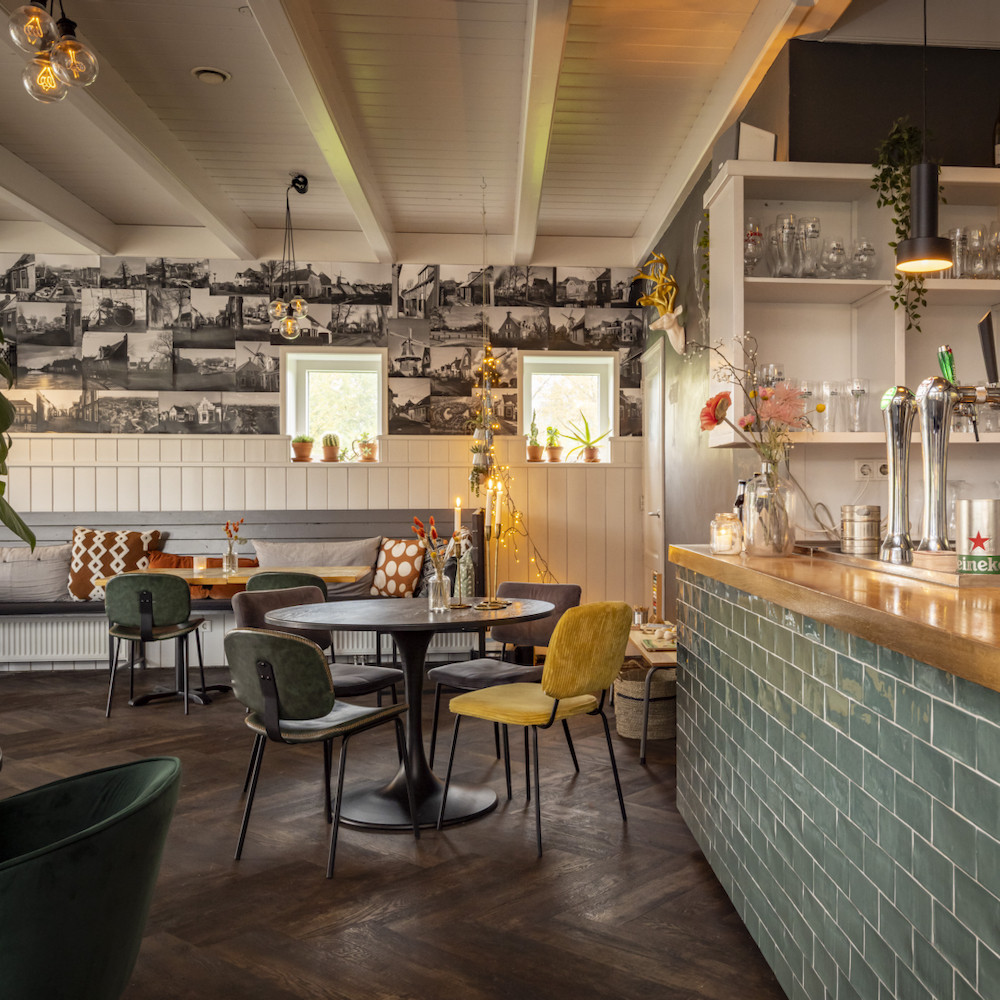 Restaurant mit grün gekachelter Bar