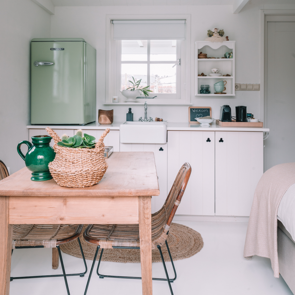 Tisch mit Stühlen und Küche