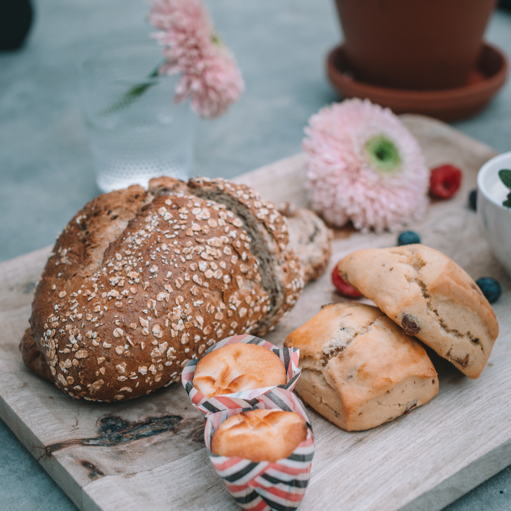 Brettchen mit Brot, Scones und Kuchen