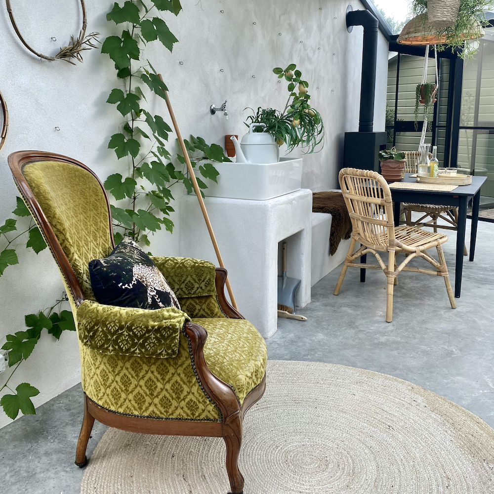 Sessel im Metall-Wintergarten des B&B in Middelburg