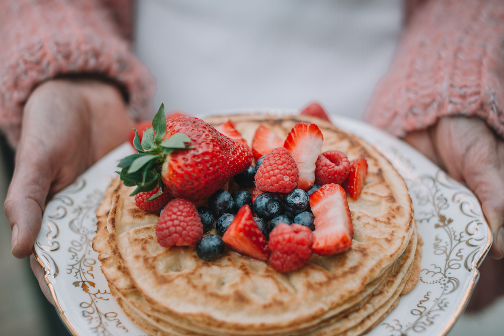 Stapel von Pfannkuchen mit Erdbeeren und Beeren