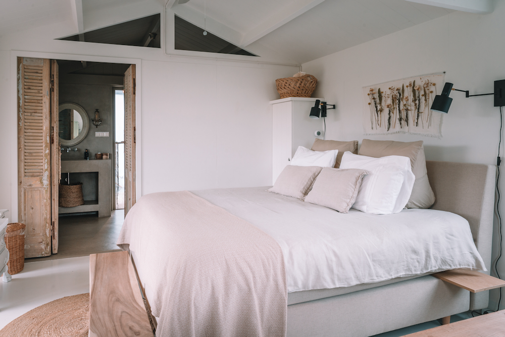 Gemachtes Bett mit weicher Bettwäsche