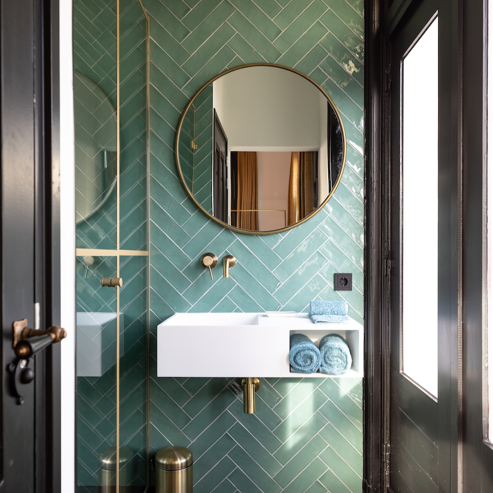 Badezimmer mit diagonalen grünen Fliesen in einem Boutique-Hotel