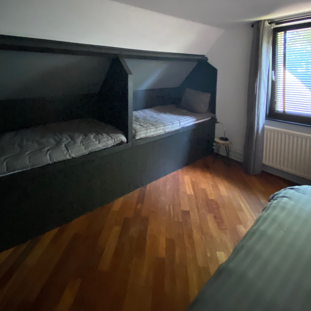 Schlafzimmer mit zwei Kinderbetten