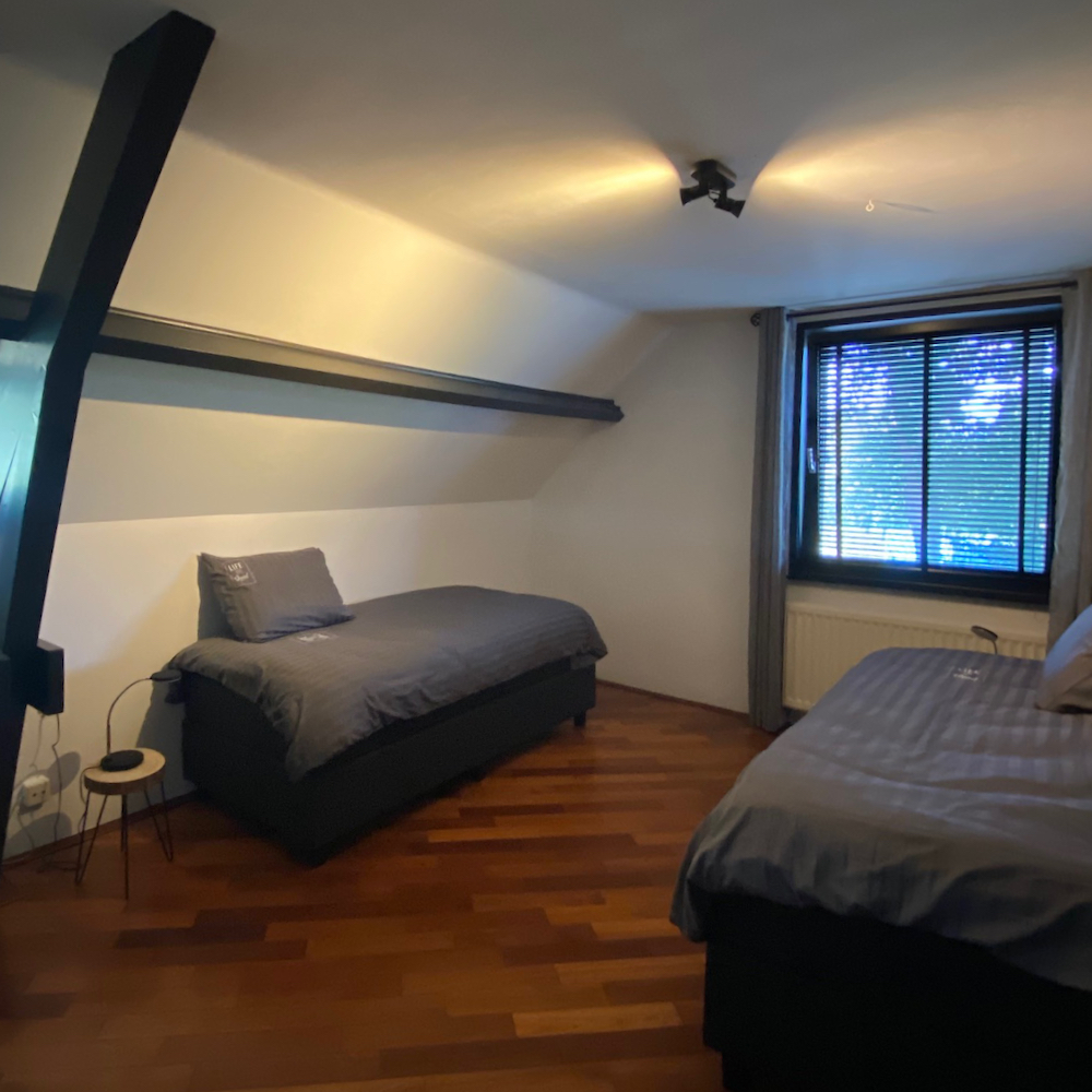 Schlafzimmer in der Villa, mit zwei Einzelbetten