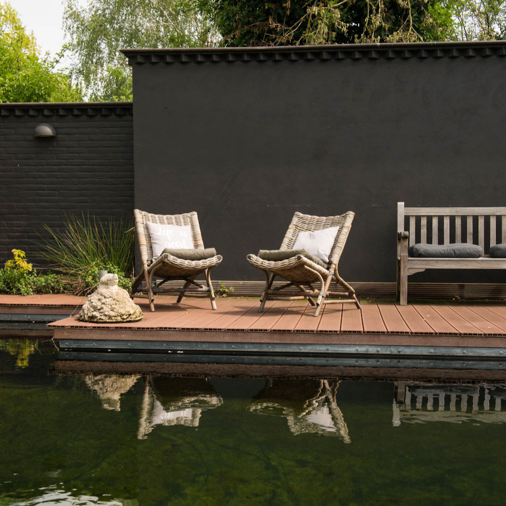 Schwimmteich mit zwei Liegestühlen