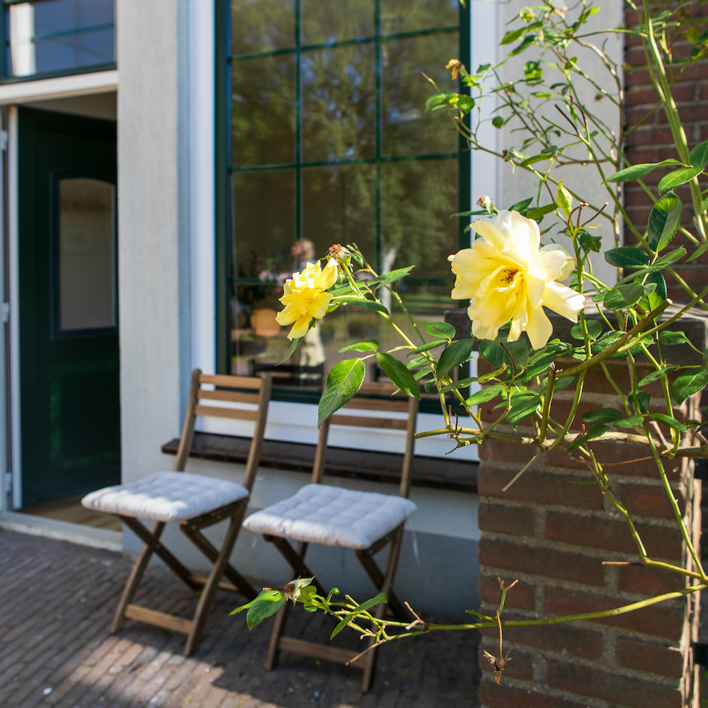 Zwei Bistrostühle für das B&B
