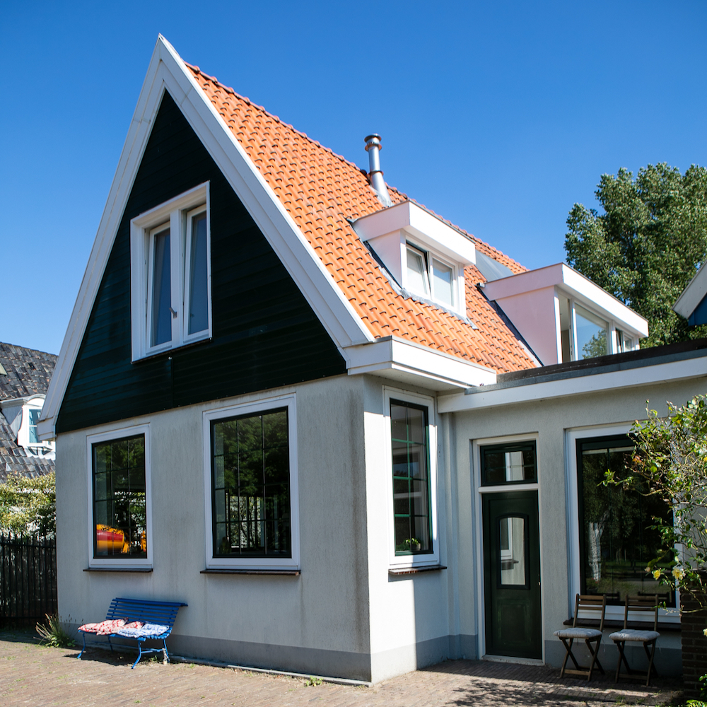 Weißes holländisches Landhaus in Amsterdam Nord