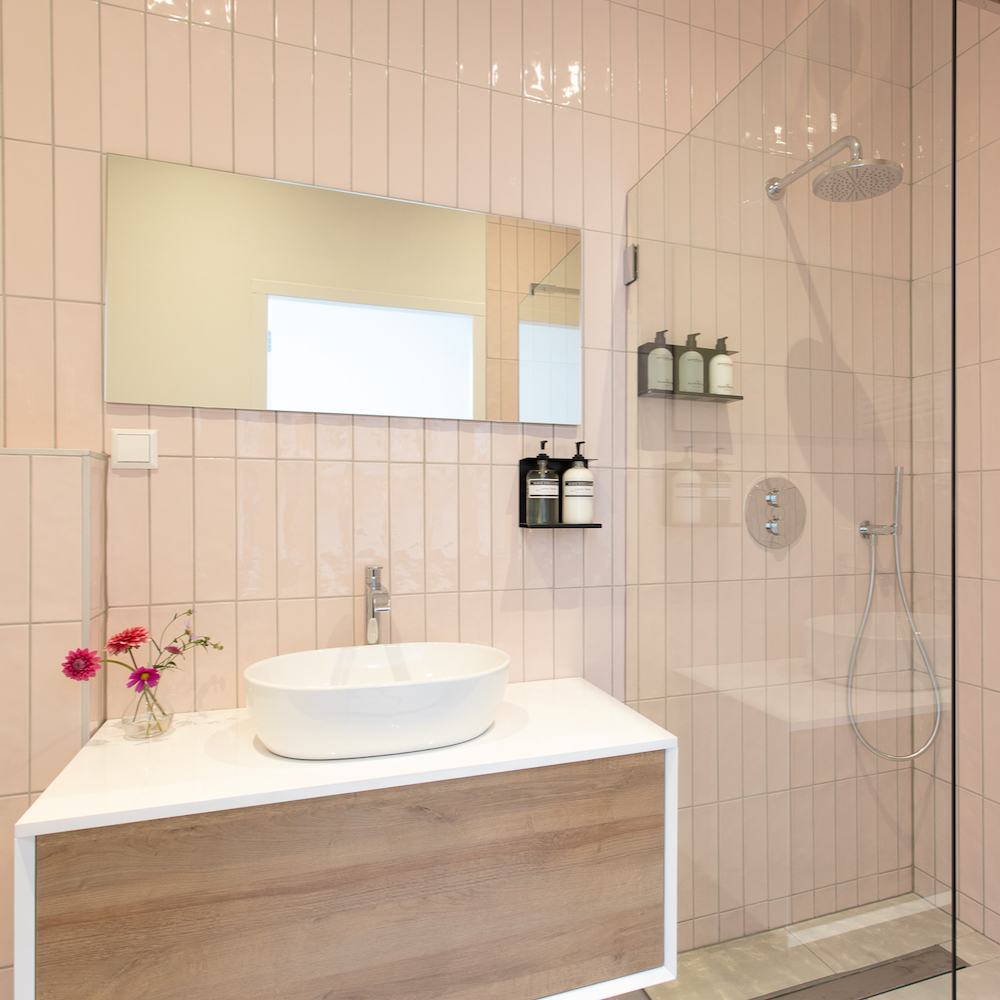 Badezimmer mit begehbarer Dusche und hellem Waschtisch