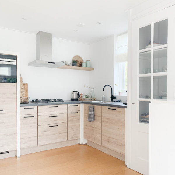 Helle Holzküche im Ferienhaus in Winsum