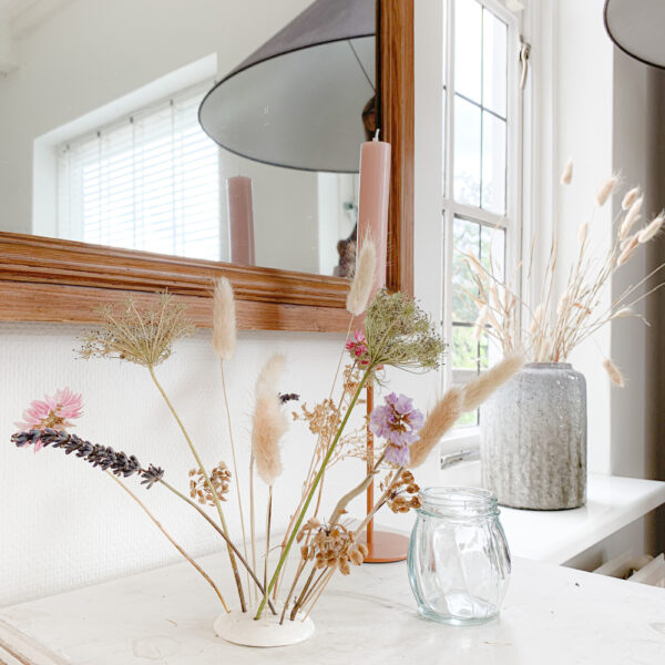 Getrocknete Blumen auf der Fensterbank