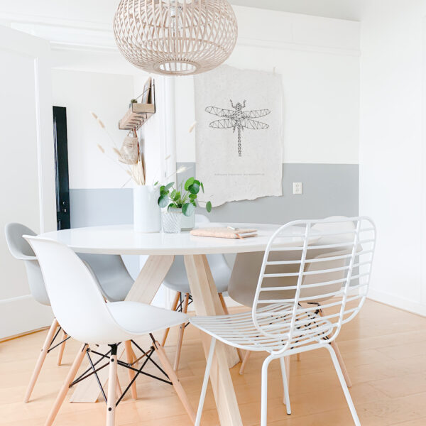 Essecke mit rundem Esstisch in Naturtönen