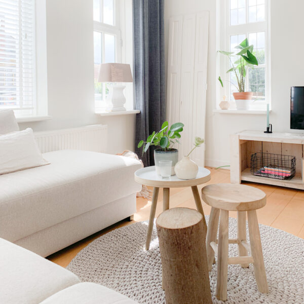 Sitzecke mit Beige, Naturtönen und Weiß