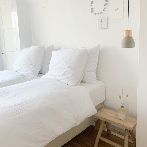 Schlafzimmer in allen Schattierungen von Weiß im Ferienhaus in Winsum