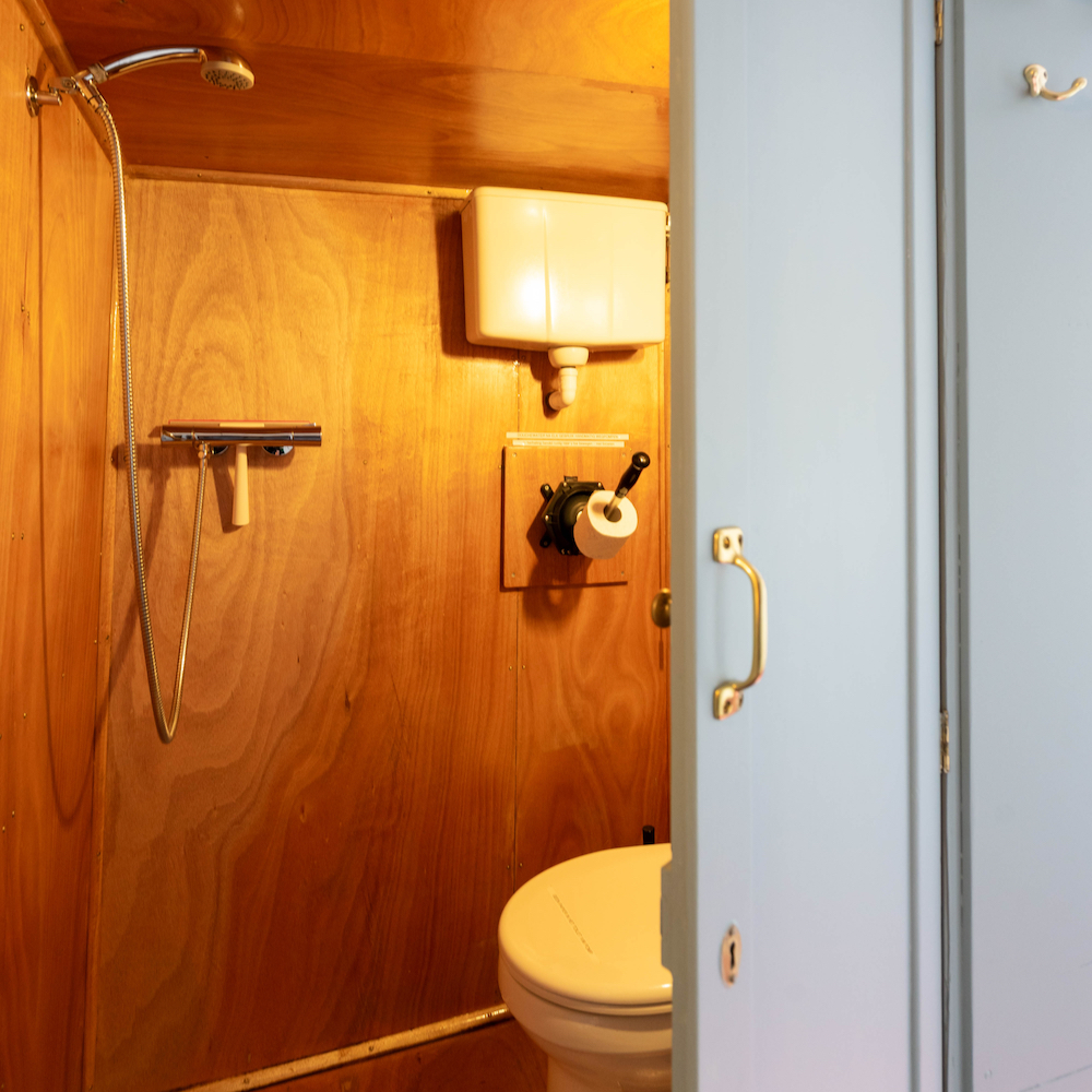 Badezimmer an Bord des B&B