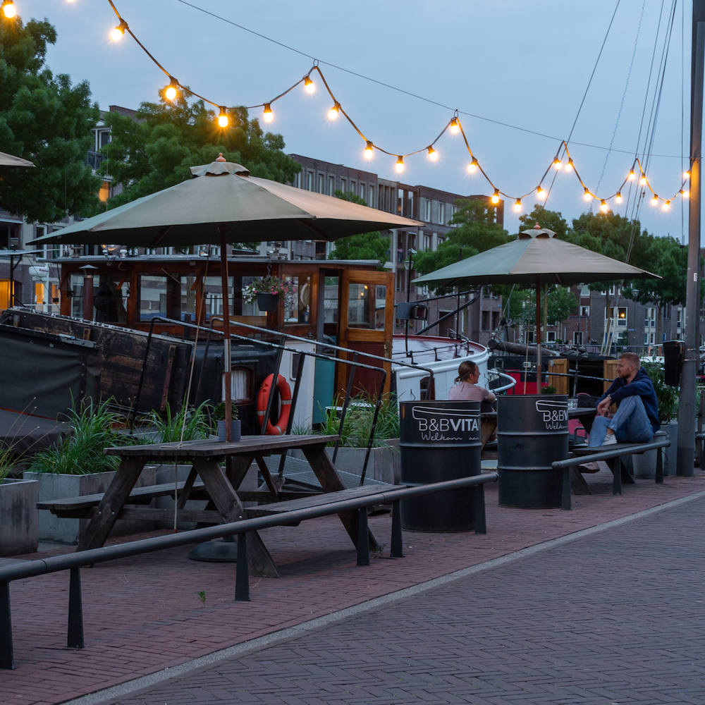 Terrasse am Boot im Hafen
