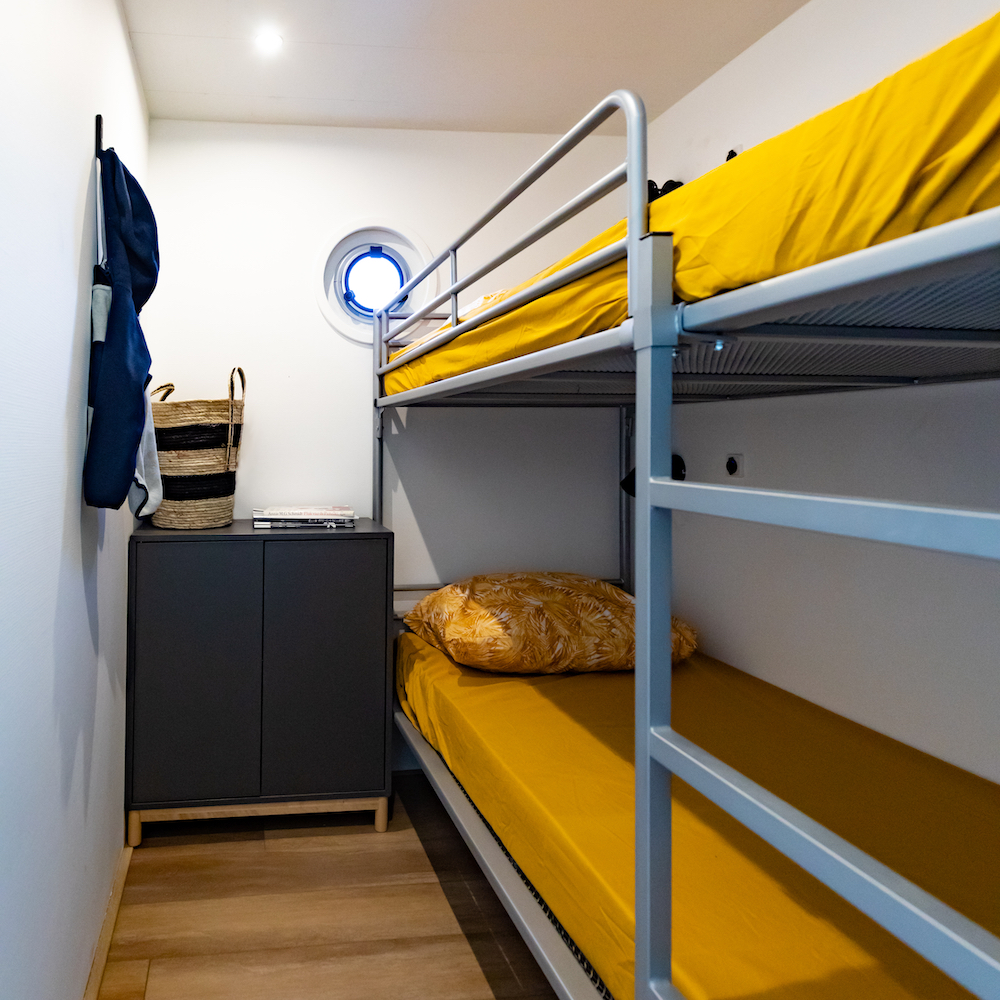 Hartes Etagenbett im Hausboot