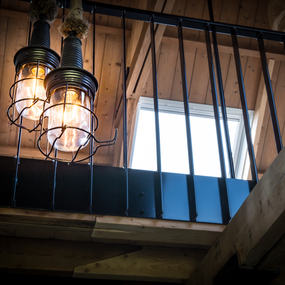 Robuste Lampen auf robusten Balken auf dem Dachboden