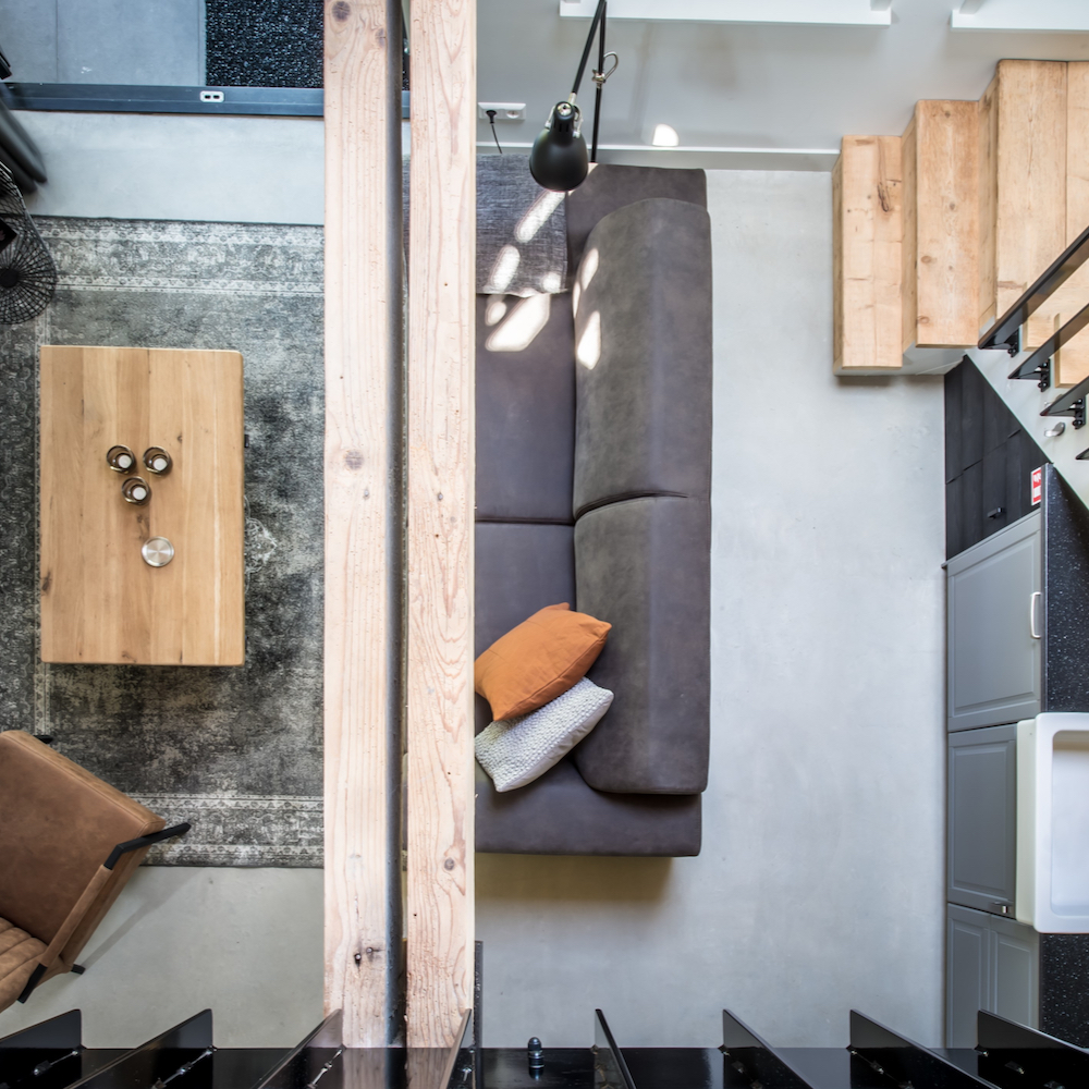 Draufsicht auf das Wohnzimmer mit grauem Sofa