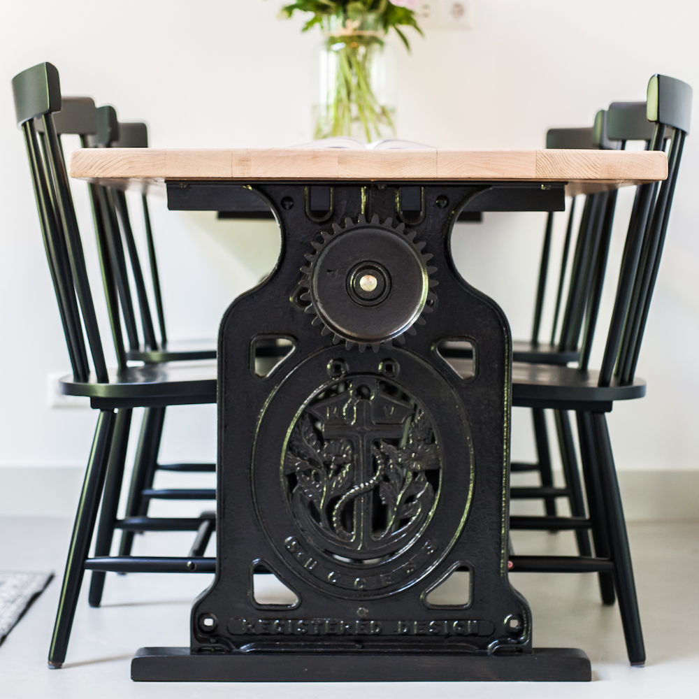 Stabiler Esstisch aus einem alten Maschinengestell