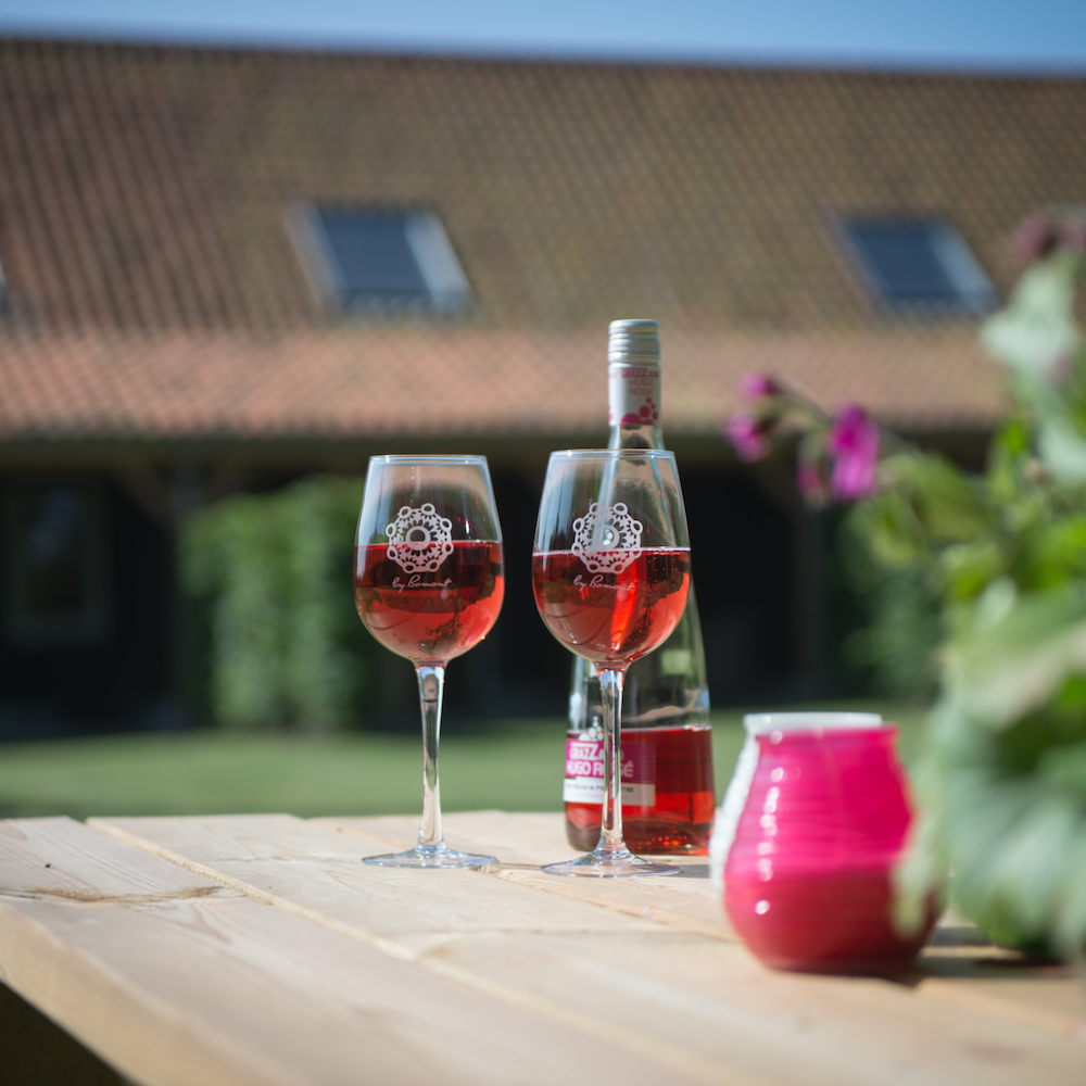 Zwei Gläser mit Rosen auf dem Tisch im Garten der Familie Hofstede