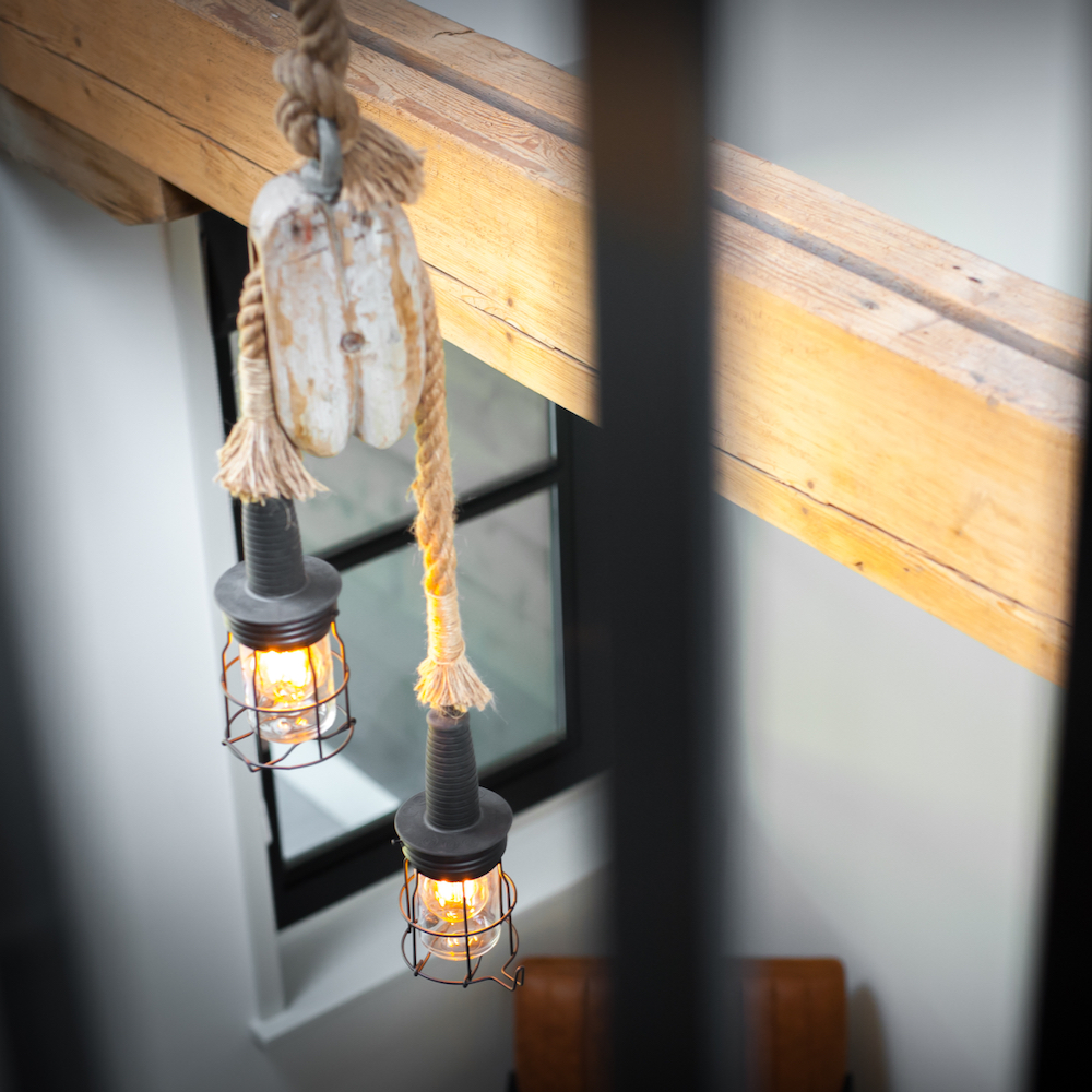 Blick vorbei an den robusten Lampen ins Wohnzimmer