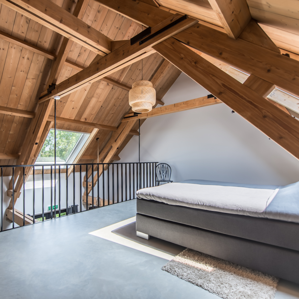 Vide mit Doppelbett unter den Balken