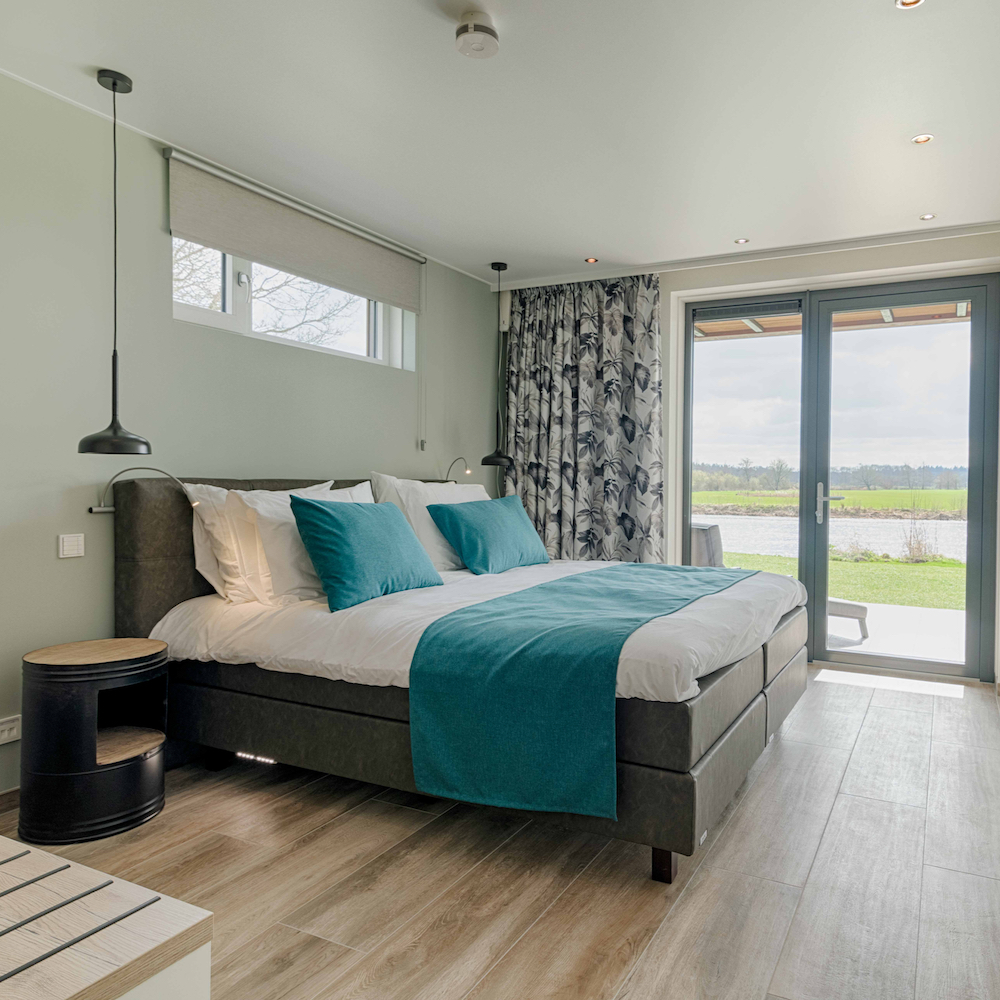Schlafzimmer einer Luxuswohnung für ein Wellness-Wochenende