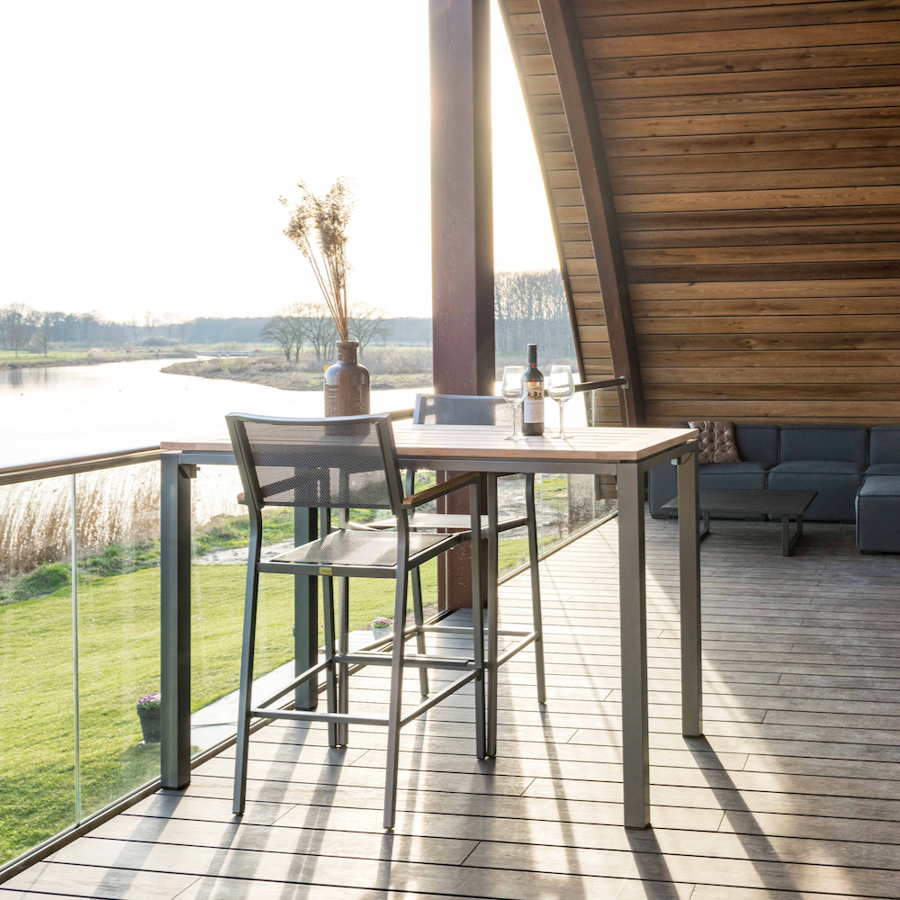 Balkon der Luxuswohnung mit Wellness