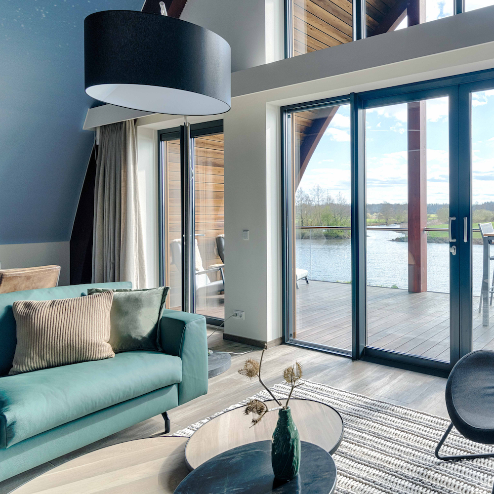 Luxuriöse Wellness-Wohnung mit großen Fenstern mit Blick auf die Vecht