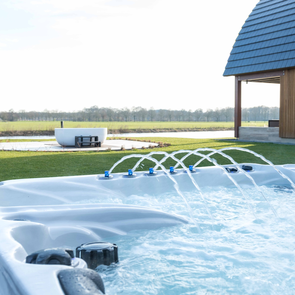 Whirlpool im Wellness-Garten
