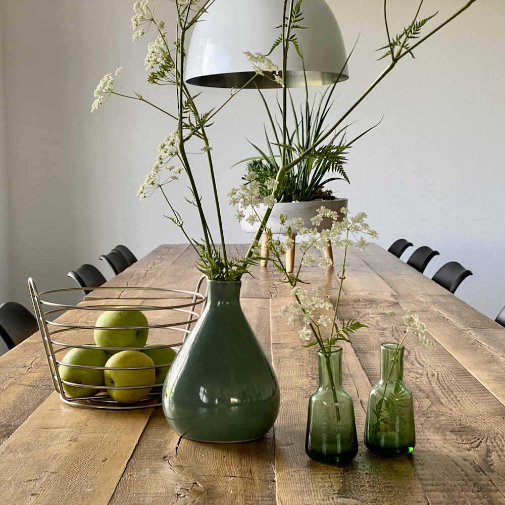 Esstisch mit Wildblumen