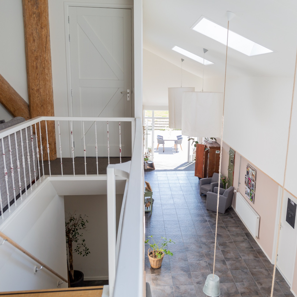 erste Etage antike Treppe Tor Bauernhof Urlaub Friesland
