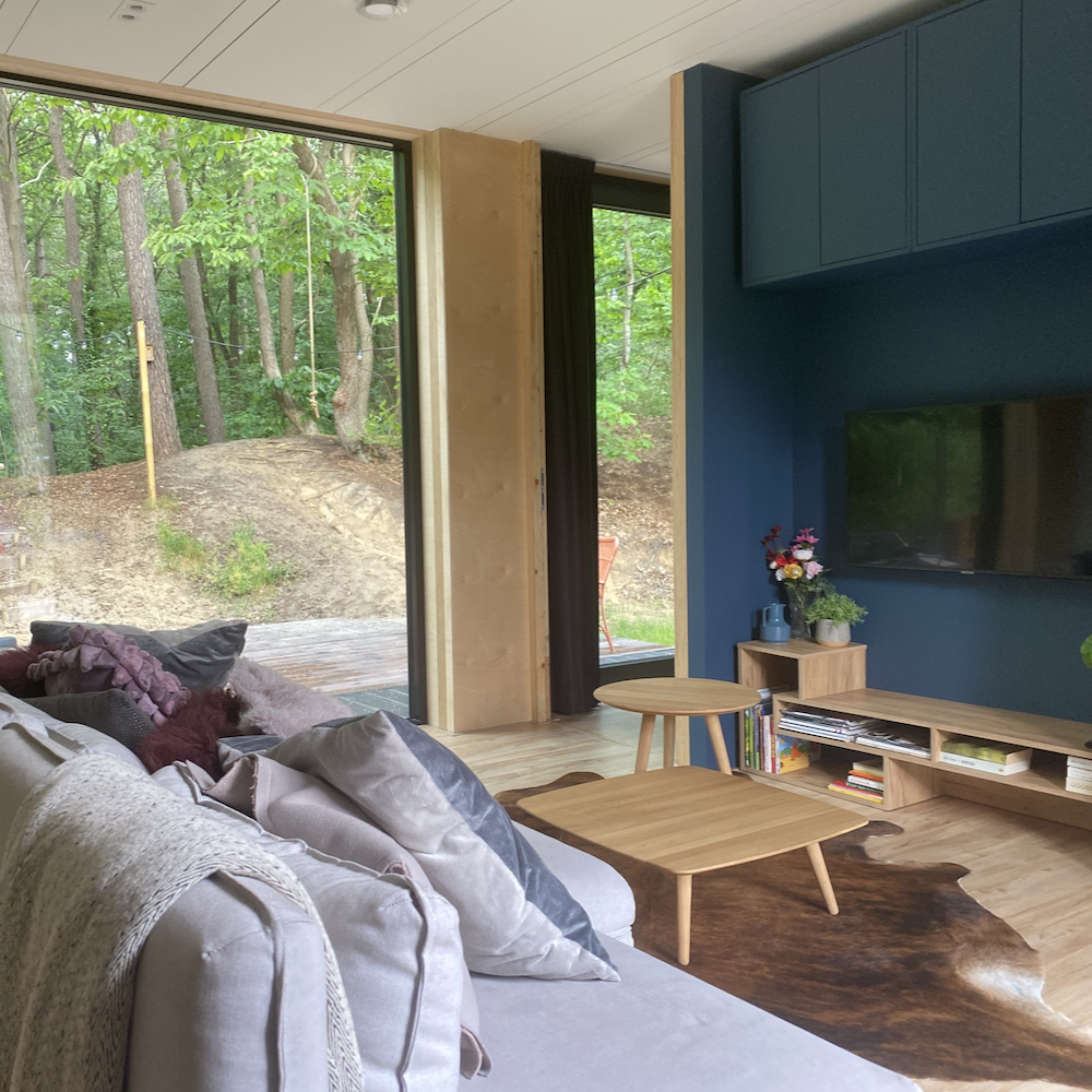 Sitzecke mit großen Fenstern im Ferienhaus in Nunspeet