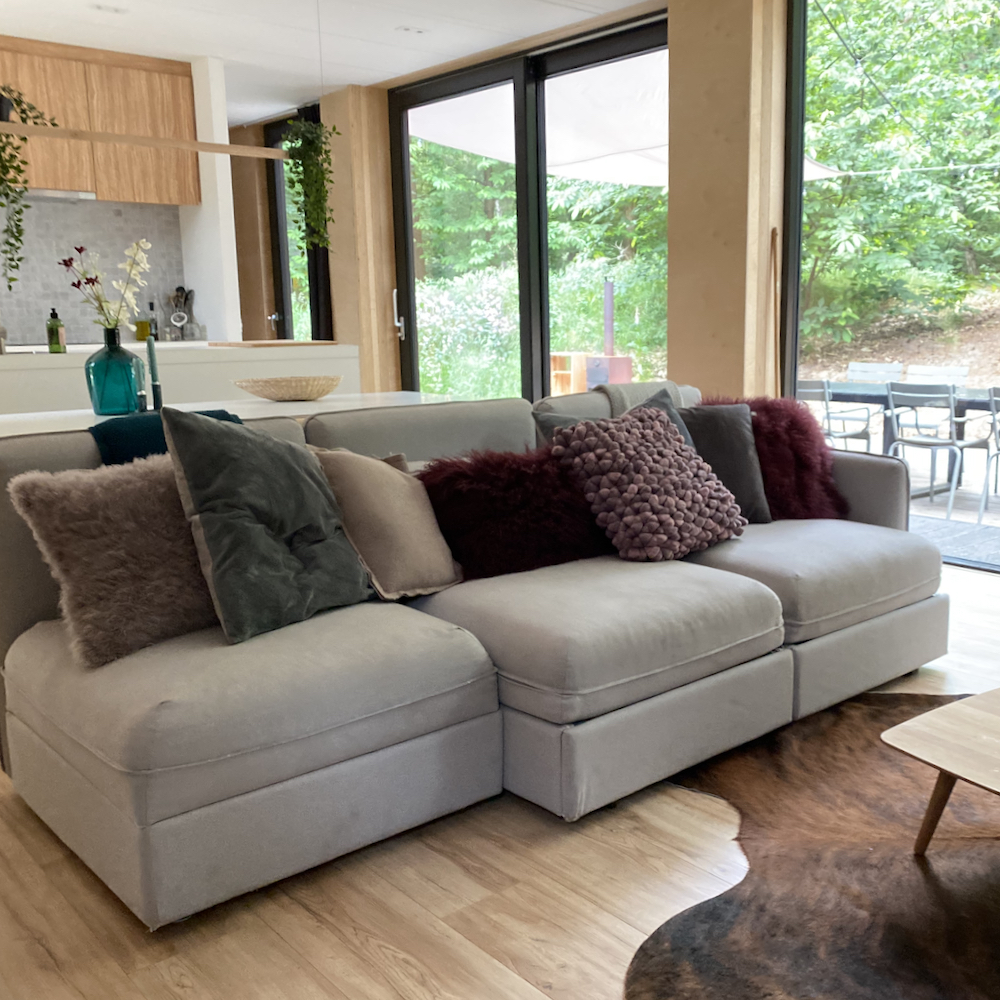 Sitzecke im Ferienhaus im Wald