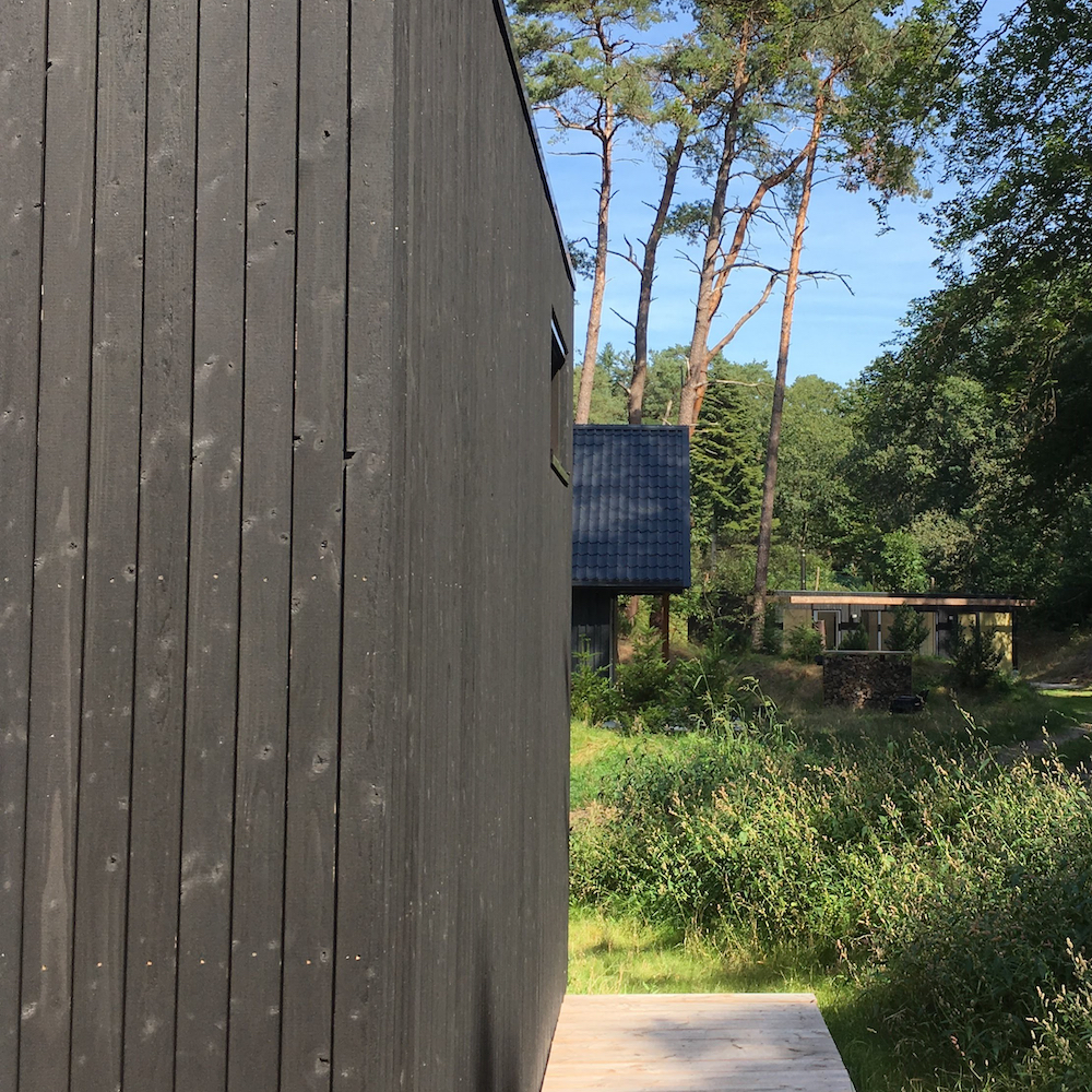 Modernes Ferienhaus im Wald für einen Wochenendausflug