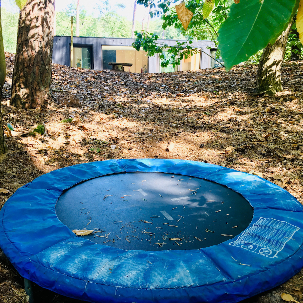 Trampolin eines Ferienhauses im Wald