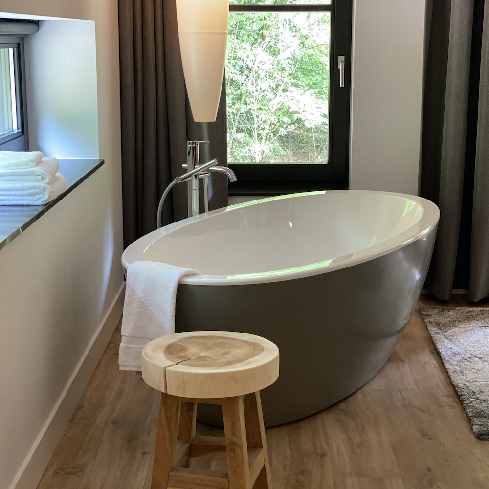 Hotelzimmer und Bad mit Blick auf die Natur