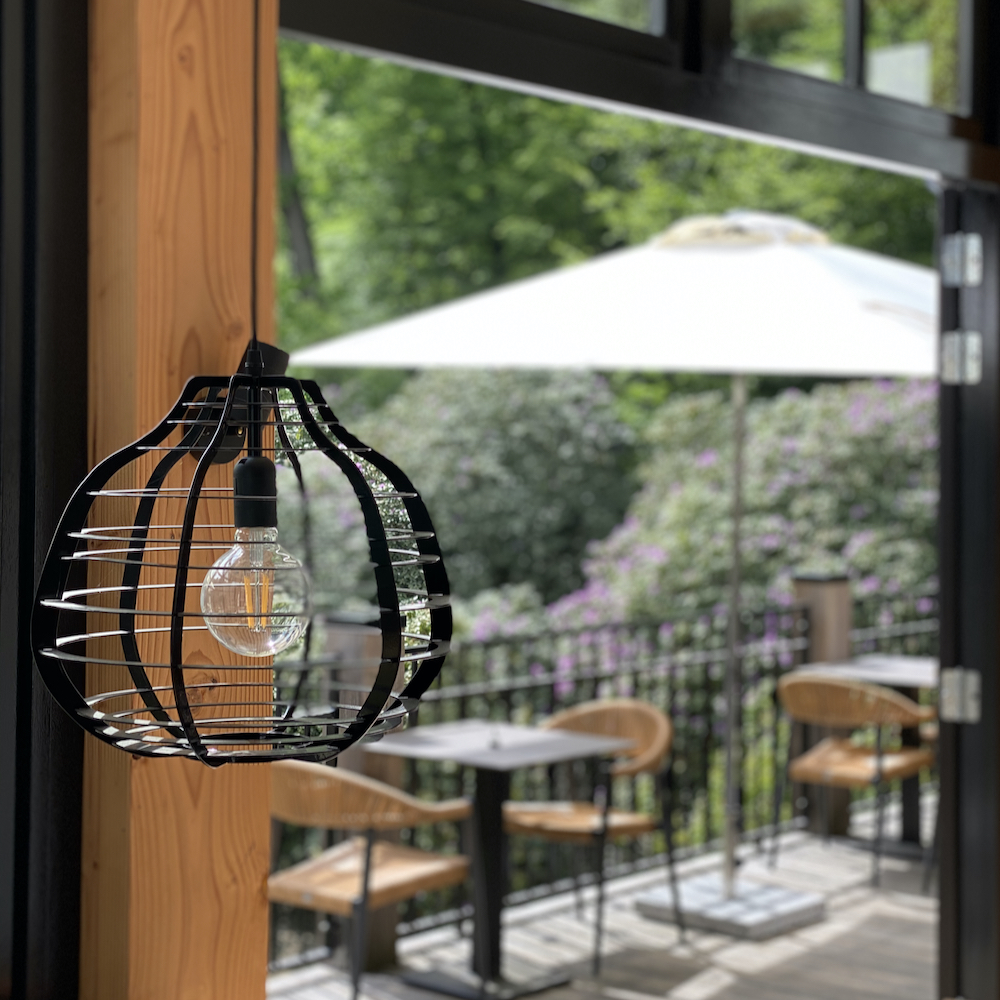 Sonnige Hotelterrasse am Rande der Veluwe