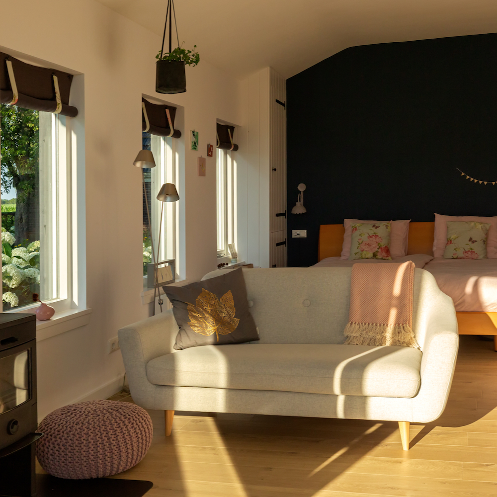 Bank und Ottomane am Holzofen im Ferienhaus in Achterhoek