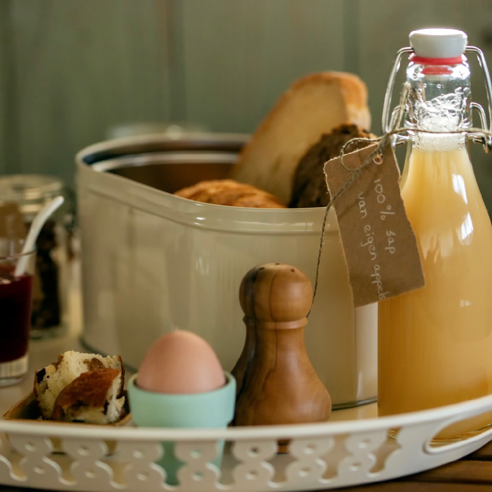 Ei und Saft zum Frühstück