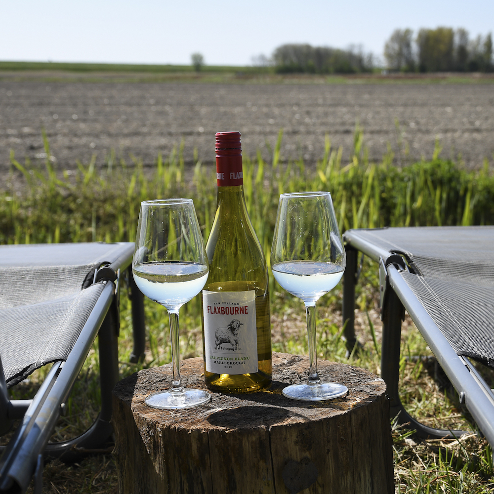 Genießen Sie den Rand des Hofes mit Blick auf die Wiesen