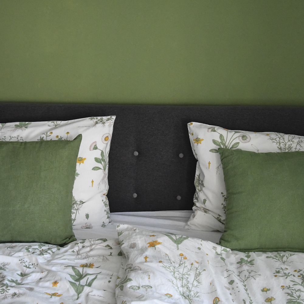 Schlafzimmer mit geblümtem Bettzeug