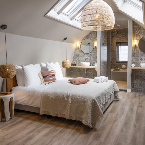 Offenes Schlafzimmer mit Luxusbad