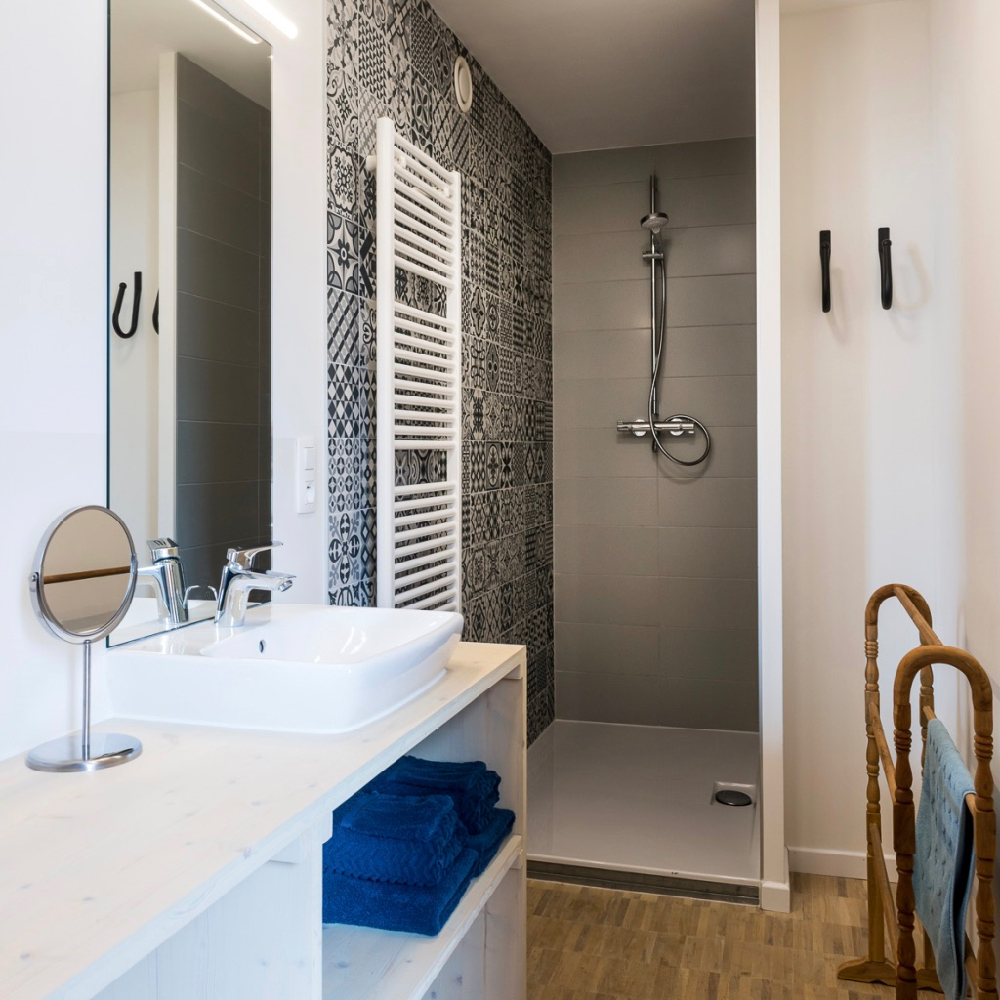 Badezimmer mit begehbarer Dusche in der Gruppenunterkunft