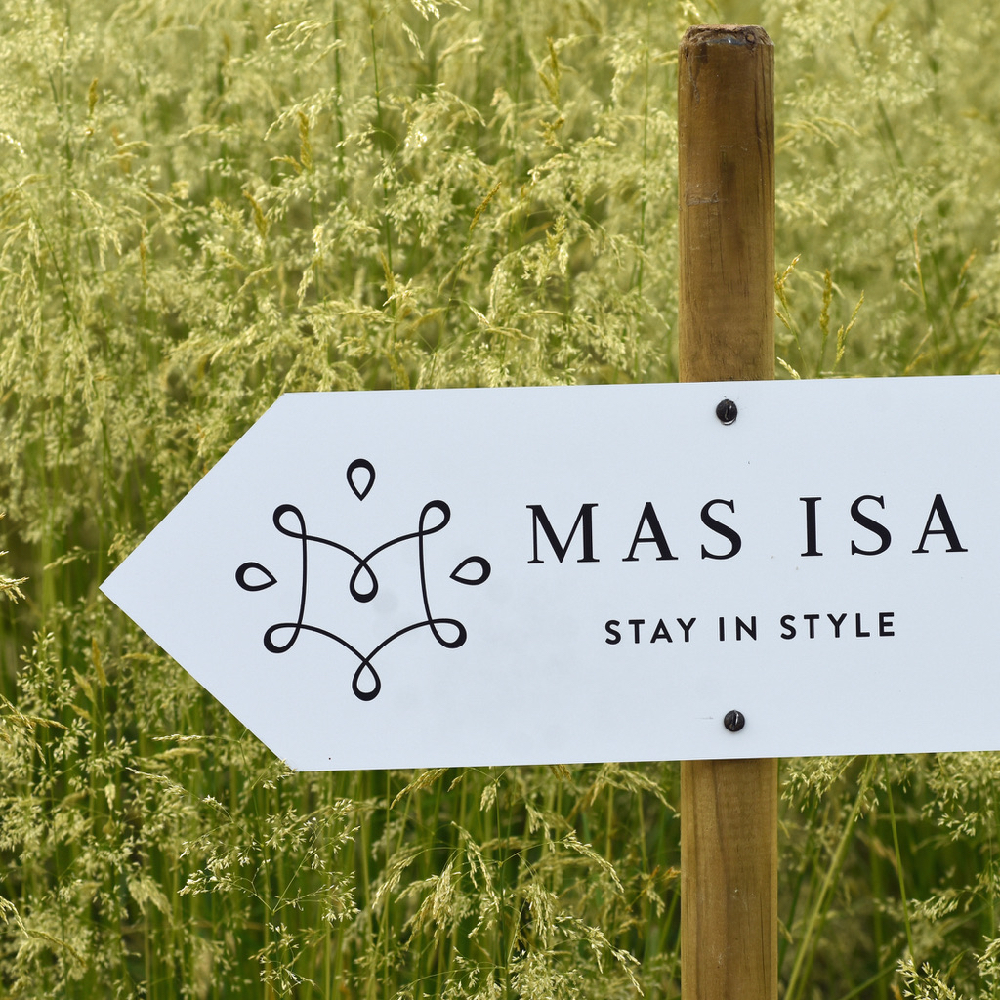 Weißes Schild mit dem Namen MAS ISA