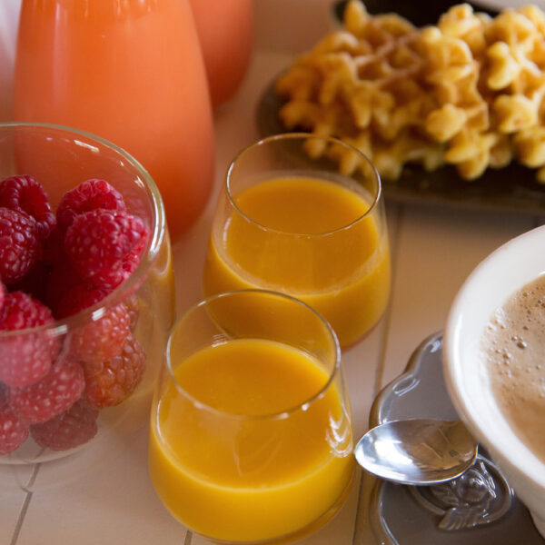 Frischer Orangensaft und Himbeeren